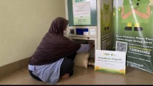 Dompet Dhuafa Salurkan bantuan pokok berupa beras melalui ATM Beras yang tersedia di Masjid Hakimah Wa Rohmah, Cibinong,