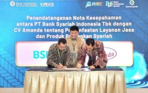 Wakil Direktur utama BSI Bob T Ananta (tengah) menyaksikan penandatangan nota kesepahaman pemanfaatan layanan jasa dan produk perbankan syariah antara PT Bank Syariah Indonesia Tbk dan CV Amanda di acara Indonesia Sharia Economic Festival 2024. Ditandatangani oleh Business & Financing Analyst Senior Manager CV Amanda Agus Supriadi (kiri) dan Senior Vice President Commercial BSI Akbar Ghania Permana