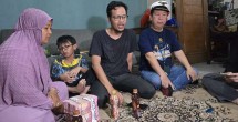 Mr Ichitan (kanan) mendatangi kediaman Dimas Fajri Adha, pemenang Mendadak Jutawan 3 yang berhak mendapatkan uang tunia Rp300 juta.