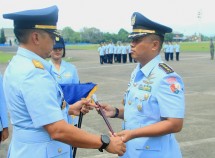 Danlanud Sultan Hasanuddin Marsma TNI Bonang Bayuaji G, S.E., M.M., CHRMP., saat memimpin upacara Serah Terima Jabatan (Sertijab) Komandan Wing Udara 5 Lanud Sultan Hasanuddin.