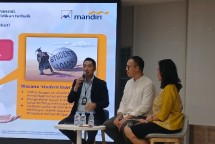 Direktur AXA Mandiri Joshua Rudi Nugraha saat paparan asuransi pendidikan