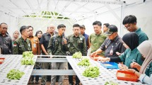 Pengajar sedang menyampaikan materu kepada peserta program Sharp Hydro Heroes