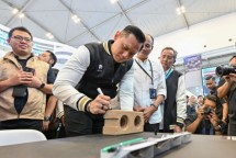 Menteri Koordinator Bidang Infrastruktur dan Pembangunan Kewilayahan, Agus Harimurti Yudhoyono membubuhkan tanda tangan pada produk Precise Interlock Brick SIG di stan pameran SIG dalam acara Konstruksi Indonesia 2024 di ICE BSD City, Tangerang, Banten, pada Rabu (6/11/2024).