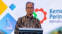 Menteri Perindustrian Agus Gumiwang Kartasasmita