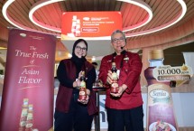 (Ki-ka) Brand Leader Sania Royale Sesame Oil, Pusparini Anugerah dan Head of Technical & Food Development Wilmar, Chef Andri Purwahyulianto memperkenalkan produk terbaru dari Wilmar Indonesia, yakni Sania Royale Sesame Oil. Minyak wijen yang terbuat 100% perasan pertama biji wijen murni panggang dengan kandungan Lignan tertinggi di kelasnya yakni mencapai 10.000 ppm, dalam acara SIAL Interfood Expo, pameran makanan dan minuman terbesar di Indonesia pada hari ini (13/11) di JIEXPO, Kemayoran