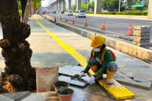 Proses pemasangan batu andesit untuk pekerjaan konstruksi revitalisasi trotoar di kawasan Jalan HR Rasuna Said, Kuningan, Jakarta.