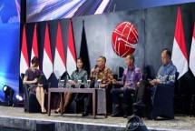 Direktur Investment Banking Capital Market BRIDS Kevin Praharyawan (tengah) menyampaikan pemaparan seputar Go Public di Pasar Modal pada acara Go Public Talkshow