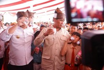 Mentan minum susu bersama anak-anak