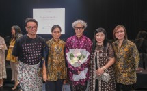 Wamenekraf Irene Umar (kanan) bersama Wamenpar Ni Luh Puspa (kedua dari kiri) hadir dalam peragaan busana Svarna by IKAT Indonesia yang mengangkat tema "Puspa Senandika" di Hotel Raffles Kuningan, Jakarta, Jumat (15/11/2024).