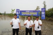 Direktur Utama Telkom Ririek Adriansyah (tengah), Direktur Human Capital Management Telkom Afriwandi (kiri), serta Direktur Keuangan dan Manajemen Risiko Telkom Heri Supriadi (kanan) saat penanaman mangrove di Pantai Istambul Glagah Wangi, Tambak Bulusan, Demak