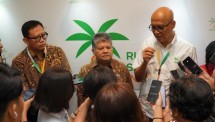 Ketua Umum Rumah Sawit Indonesia (RSI) Kacuk Sumarto (baju putih), Deputi II Bidang Koordinasi Pangan dan Agribisnis Kemenko Perekonomian (tengah), dan Direktur Marketing PTPN Holding Dwi Sutoro (kiri)