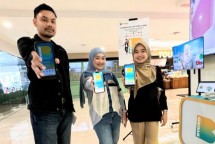 Pengunjung sedang mengunjungi salah satu booth BSI di salah satu Mall di Jakarta dan antusias mendownload SuperApp BYOND by BSI. 