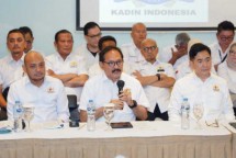 Ketua Umum Kadin Indonesia Arsjad Rasjid (kanan) didampingi tim hukum.