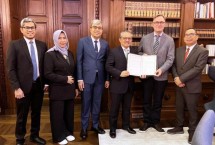 Plt. Kepala Perpusnas E. Aminudin Aziz bersama jajaran pejabat Perpusnas usai penandatanganan kerja sama dengan Direktur Jenderal Staatsbibliothek zu Berlin Achim Bonte.