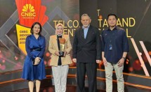 OVP Enterprise Regional Management Telkom, Reni Yustiani (kerudung, tengah) menerima penghargaan Most Comprehensive Digital Solution for SMBs dari CNBC Indonesia untuk Indibiz.