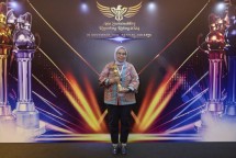 Direktur Operasi SIG Reni Wulandari (kanan) menerima trofi penghargaan Asia Sustainability Reporting Rating Award 2024 Peringkat Gold dari Chairman of Honorary Assembly ICSP, Eko Ganis Sukoharsono di Raffles Hotel Jakarta, pada Kamis (21/11/2024).