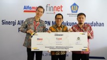 Direktur Marketing Alfamart Ryan Alfons Kaloh (kiri), Direktur Enterprise Business Finnet Aziz Sidqi (tengah), dan Kepala Seksi Pengelolaan Rekening Penerimaan, Direktorat Pengelolaan Kas Negara, Hatta Hasanudin (kanan) dalam acara launching layanan pembayaran MPN yang berlangsung di toko Alfamart Drive Thru Alam Sutera