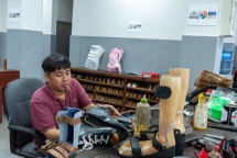 Penyandang disabilitas memproduksi Sepatu