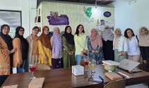 Aling Nurnaluri selaku CEO dan Founder Salam Rancage (kerudung krem, 5 dari kanan) memberdayakan lebih dari 60 perajin perempuan di Bogor untuk keperluan ekspor.