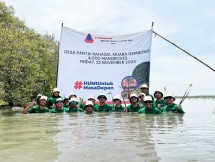 Direksi PT Humpuss Maritim Internasional Tbk (HUMI) berfoto bersama dalam program Penanaman 4.000 Bibit Mangrove di Desa Pantai Bahagia, Muara Gembong, Kabupaten Bekasi, Jawa Barat. (Foto: Humas HUMI)