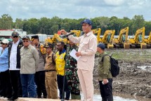 Mentan Amran saat apel Batalion Pangan Wanam di Merauke, Papua