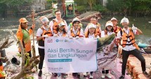 Karyawan WINGS Group ikuti Aksi Bersih Kali Cakung yang digelar Yayasan WINGS Peduli peringati Hari Kesehatan Nasional.