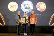 Direktur Compliance & Human Capital PT Bank Syariah Indonesia Tbk (BSI) Tribuana Tunggadewi (tengah) menerima penghargaan Corporate Governance Perception Index (CGPI) Award 2024 predikat Most Trusted Company.