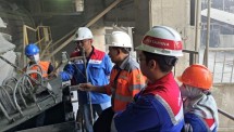 Karyawan SIG dan PT Pertamina Lubricants melakukan inspeksi pelumasan open gear di area ball mill Pabrik Indarung IV, PT Semen Padang, Sumatra Barat.