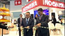 Sekjen Kemenperin Eko S.A Cahyanto bersama Duta Besar Luar Biasa dan Berkuasa Penuh RI untuk Turki Achmad Rizal Purnama saat meresmikan Pavilion Indonesia di ajang Halal Turki Expo 2024