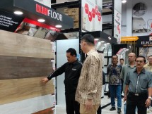 - Indra Gunawan, Direktur Mitra10 (tengah) sedang menjelaskan produk flooring kepada Drs.H.Maidi SH, MM, M.Pd (kiri) dan dan Dr H. Suhardi, M.M (kanan), tokoh masyarakat Madiun (kiri) pada saat peninjauan toko Mitra10 yang baru dibuka (28/11). 