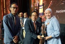 Ajeng Dwi Utami, Department of Management System & Business Process Excellence SIG (kiri) saat menerima trofi peringkat Emas penghargaan SNI Award 2024 dari Kukuh S. Achmad, Kepala Badan Standardisasi Nasional, pada ajang 19th National Quality Award of Indonesia di Jakarta Convention Center, Kamis (21/11/2024).