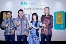 Direktur Utama PT Bank Syariah Indonesia Tbk (BSI) Hery Gunardi (kedua kiri) bersama Komisaris Utama BSI Muliaman D. Hadad (paling kiri), Direktur Utama PT Hartadinata Abadi Tbk Sandra Sunanto (dua dari kiri) dan Komisaris Utama PT Hartadinata Abadi Tbk Ferriyady Hartadinata (paling kanan) menunjukkan BSI Gold.