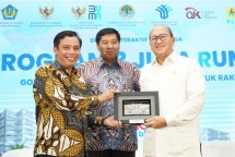 Menteri PKP Maruarar Sirait, Wamen PKP Fahri Hamzah, Menteri Investasi dan Hilirisasi/Kepala BKPM Rosan P Roeslani, Wakil Menteri Keuangan Suahasil Nazara, Wakil Menteri BUMN Kartika Wirjoatmodjo, Wakil Menteri Lingkungan Hidup Diaz Hendropriyono dan Kepala Eksekutif Pengawas Perbankan Merangkap Anggota Dewan Komisioner Otoritas Jasa Keuangan (OJK) Dian Ediana Rae.