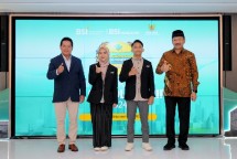 Peresmian awardee BSI Scholarship 2024 dilakukan oleh Direktur Utama BSI Hery Gunardi (kiri) bersama Ketua BAZNAS RI Noor Ahmad (kanan) bersama dengan para awardee BSI Scholarship 2024.