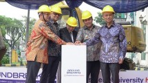 Pendiri President University dan Jababeka SD Darmono bersama Pj Bupati Bekasi Dedy Supriyadi, dan Direktur Kelembagaan, Direktorat Jenderal Pendidikan Tinggi, Sains dan Teknologi, Khairul Munadi saat groundbreaking President University Teaching Hospital