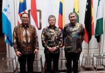 - Dida Gardera, Deputi Pangan dan Agribisnis, Kementerian Koordinator Bidang Perekonomian Republik Indonesia (tengah) - Dato’ Razali Bin Mohamad, Wakil Sekretaris Jenderal Ke