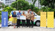 Dompet Dhuafa menerima wakaf bersama Ambulans dari nasabah Allianz Syariah & Maybank Indonesia