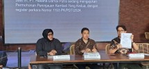 Fajar S Kusumah (kanan) selaku kuasa hukum PT Hasana Damai Putra pada saat Press Conference yang bertema Tolak Eksekusi, Langkah Tegas Damai Putra Group Melawan Ketidakadilan yang berlangsung di Warunk WOW KWB Jakarta Selatan, Selasa (03/12/2024).