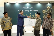 Young Living di Indonesia saat menerima sertifikat Halal