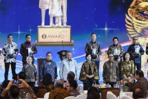 Penghargaan Dua BI Award 2024 diterima oleh Direktur Utama BSI Hery Gunardi (empat dari kiri) saat Pertemuan Tahunan Bank Indonesia (PTBI) 2024 di Kantor Pusat Bank Indonesia Jakarta.