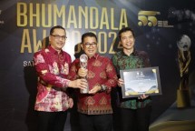 Penjabat (Pj) Gubernur Kaltim Akmal Malik menerima penghargaan bergengsi Bhumandala Award 2024 yang digelar oleh Badan Informasi Geospasial (BIG).