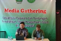 Kepala Subbagian Tata Usaha Direktorat Pendidikan Tinggi Keagamaan Islam Ajang Pradita dengan Gus Iddy Ketua Yayasan Jalasurga 