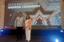 (foto ki-ka) Andrew Lim, Kepala Portofolio ACCA Maritim Asia Tenggara, saat sesi foto bersama Julia Simatupang, Kepala Perwakilan dan manajer nasional ACCA.