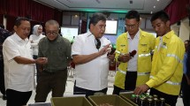 Wakil Presiden Direktur PT Toyota Motor Manufacturing Indonesia (TMMIN) Bob Azam saat mengunjungi SMKN 5 Surabaya 