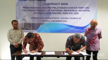 Penandatanganan kontrak proyek secara resmi dilakukan pada hari ini, Jum’at (6/12) antara Commitment Making Officer RSUP Dr. Kandou Jehezkiel Panjaitan dengan dengan Executive Vice President (EVP) Divisi Gedung Hutama Karya, Nyoman Endi Mahendra.