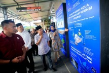 Ketua Dewan Masjid Indonesia Muhammad Jusuf Kalla saat tinjau Pabrik Aqua di Sukabumi