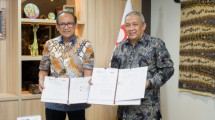 Penandatanganan nota kesepahaman (MoU), foto ki-ka:Presiden Direktur DFI Retail Nusantara, Hadrianus Wahyu Trikusumo bersama Drs. Yedi Sabaryadi, Direktur IKM Pangan, Furnitur, dan Bahan Bangunan