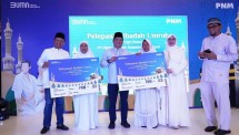 PT Permodalan Nasional Madani (PNM) berangkatkan umrah nasabah program PNM Mekaar terbaik.