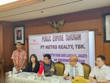 Komisaris dan Direksi PT Metro Realty Tbk (MTSM) berpose bersama, dari kiri ke kanan, Oscar, Corporate Secretary; Rose Merry Maruli, Direktur Utama; Sukardi; Direktur; Robert Maruli : Komisaris Utama; dan Bapak Wilson Maruli, Direktur. (Humas MTSM)