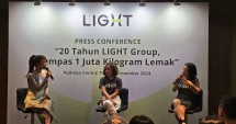  CEO dan pendiri LIGHT Group dr. Grace Judio-Kahl MSc, MH, CHt, Dipl.AAAM (tengah) dan Chief Marketing Officer dari LIGHT Group, Anna Wibowo menjelaskan kepada wartawan terkait perayaan 20 tahun LIGHT Group.